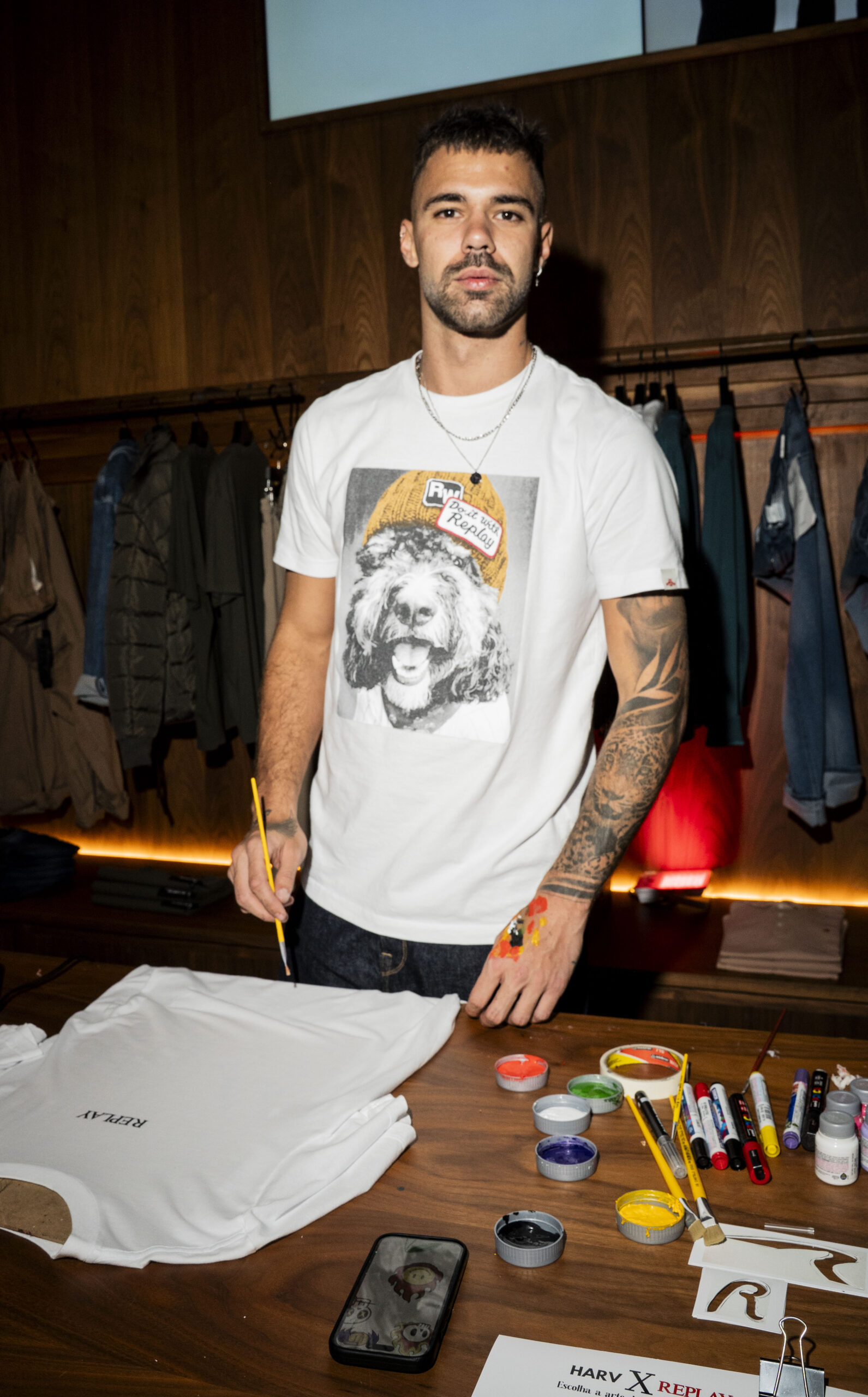 Harv Art trabalhando em mural