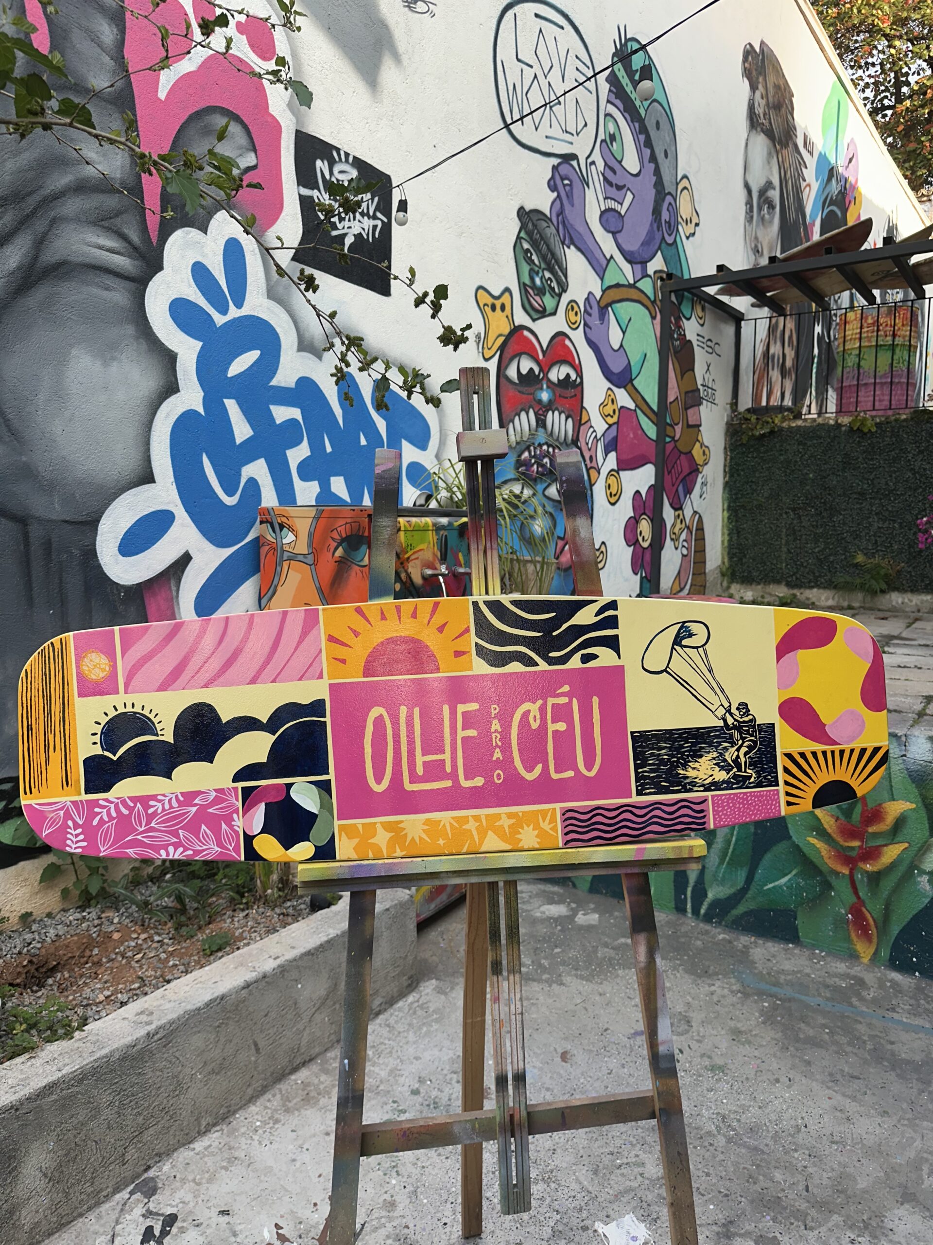 Mural urbano com grafismos Harv Art